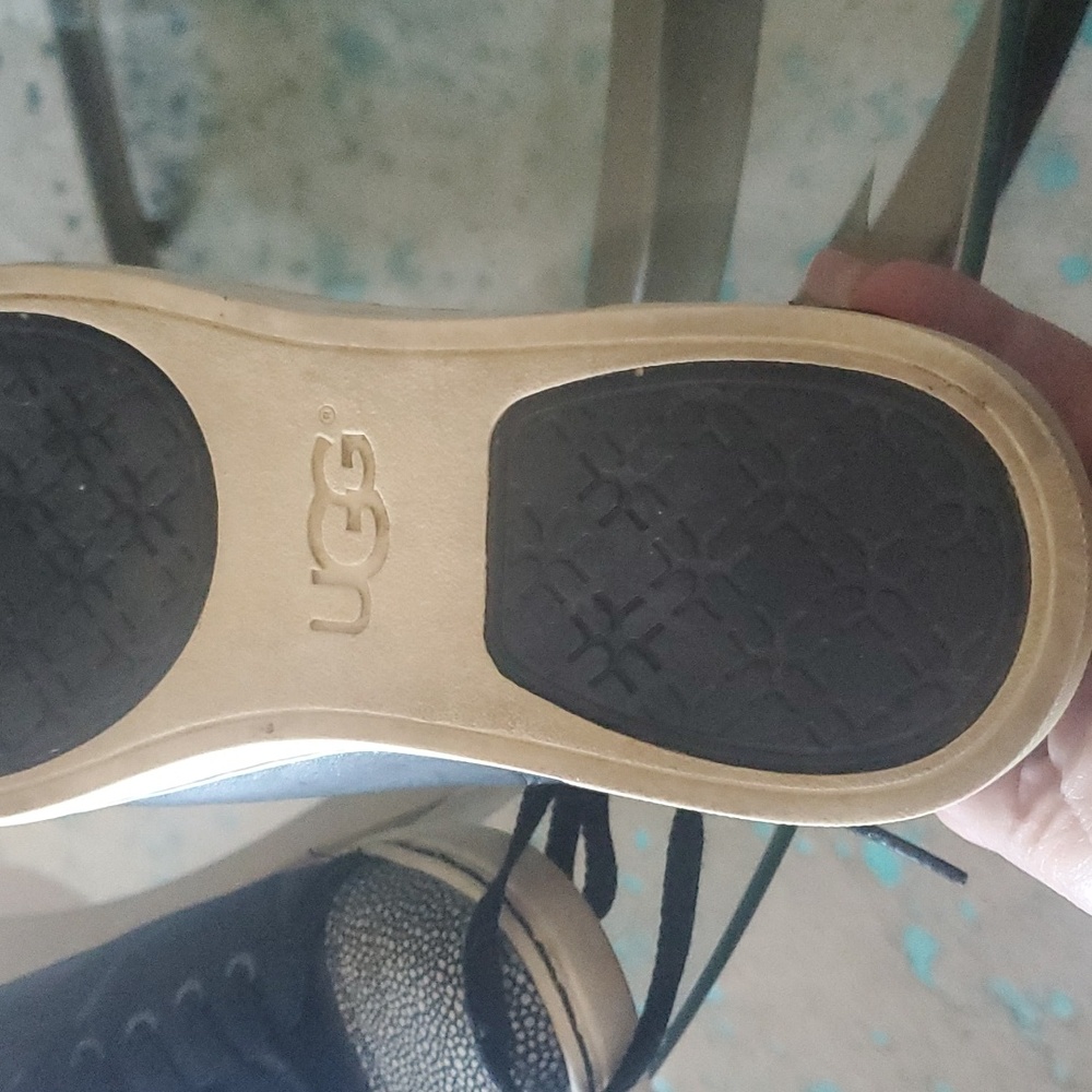 Ugg 8 - Picture 4 of 6